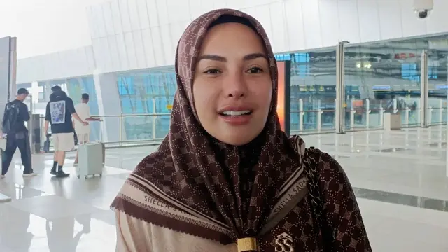 Nikita Mirzani berangkat Umrah (Liputan6.com/M. Altaf Jauhar)