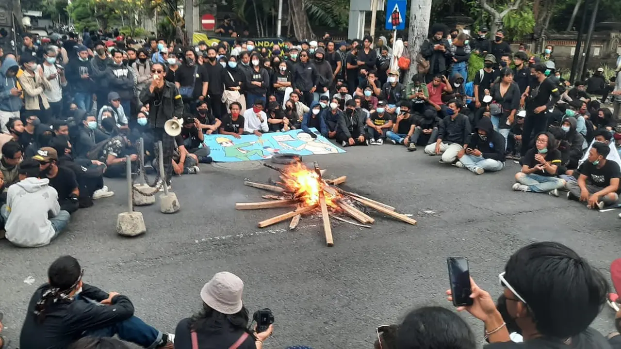 Aksi gabungan buruh, mahasiswa, pelajar dan pemuda menolak UU Omnibus Law di Bali berlangsung ricuh.