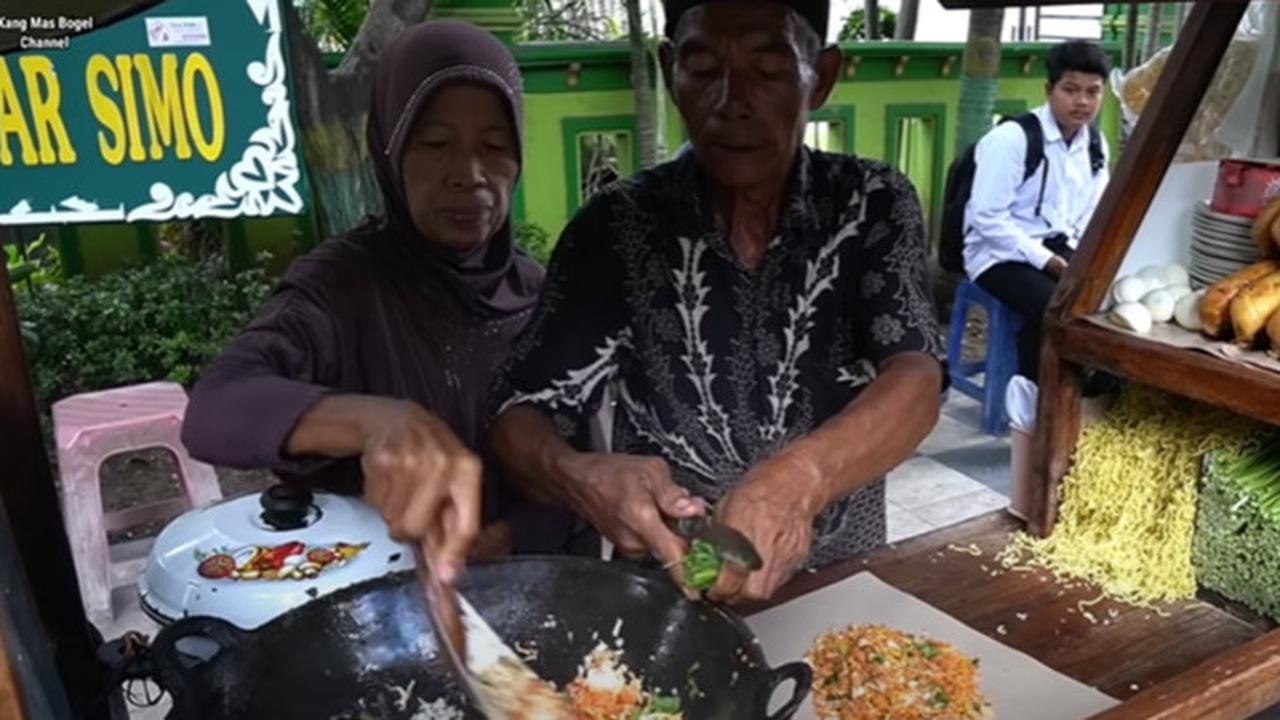 Nekat, Pria Paruh Baya Jualan Nasi Goreng Siang Hari Pembeli Sampai Mengantre