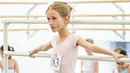 Penari balet cilik melakukan pemanasan sebelum mengikuti audisi di Sekolah Ballet Amerika (11/4/2016). Setiap anak berusia 6 sampai 10 tahun diundang untuk mengikuti audisi di Sekolah Balet Amerika. (AFP/Mark Sagliocco)