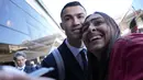 Wanita tersebut bernama Giuliana seorang suporter wanita asal Brasil. Keberadaannya disana untuk memberikan semangat kepada Cristiano Ronaldo dkk agar berhasil meraih trofi Piala Dunia 2022. (AP Photo/Armando Franca)