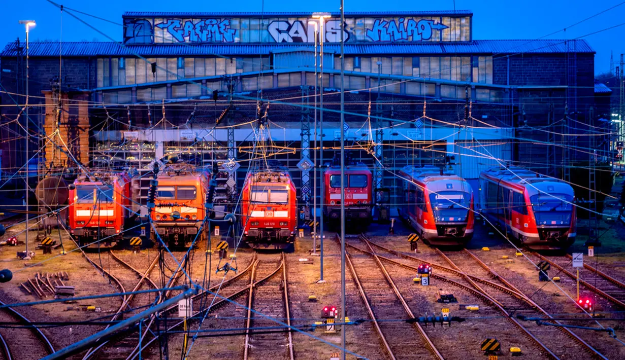 Kereta diparkir di luar stasiun kereta pusat di Frankfurt, Jerman, Selasa (23/1/2024). Serikat pekerja GDL Jerman menyerukan pemogokan enam hari yang berlangsung mulai pukul 02.00 pada hari Rabu. (AP Photo/Michael Probst)