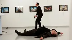 Duta Besar (Dubes) Rusia untuk Turki, Andrei Karlov, tewas tergeletak di lantai galeri seni di Ankara, Senin (19/12). Dubes Rusia tewas ditembak pria tak dikenal setelah membuka pameran foto di Ibu Kota Turki tersebut. (Hasim Kilic/Hurriyet via REUTERS)