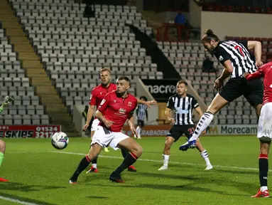 Pemain Newcastle United Andy Carroll (kanan atas) menyundul bola ke gawang Morecambe pada pertandingan Piala Liga Inggris di The Globe Arena, Morecambe, Inggris, Rabu (23/9/2020). Newcastle United mengalahkan Morecambe dengan skor 7-0. (Alex Pantling/Pool Photo via AP)
