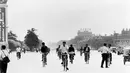 Orang-orang bersepeda di kota Tiongkok di Beijing pada 23 Juli 1973. (PANA PHOTO/AFP)