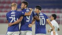 Wander Luiz (tengah) merayakan gol yang dicetaknya untuk Persib ke gawang PSS pada lanjutan BRI Liga 1 2021/2022 di Stadion Manahan, Solo, Jumat (22/10/2021) WIB. (Bola.com/Bagaskara Lazuardi)