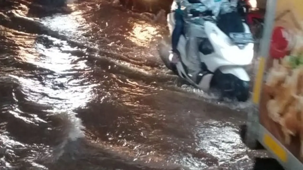 Kolong Jembatan Semanggi Mulai Direndam Banjir