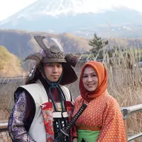 "Foto pake baju kimono sama pendekar samurai dengan backround gunung fuji 😍❤️," tulis shantydenny dalam foto dengan latar belakang destinasi Gunung Fuji. (Instagram/shantydenny)