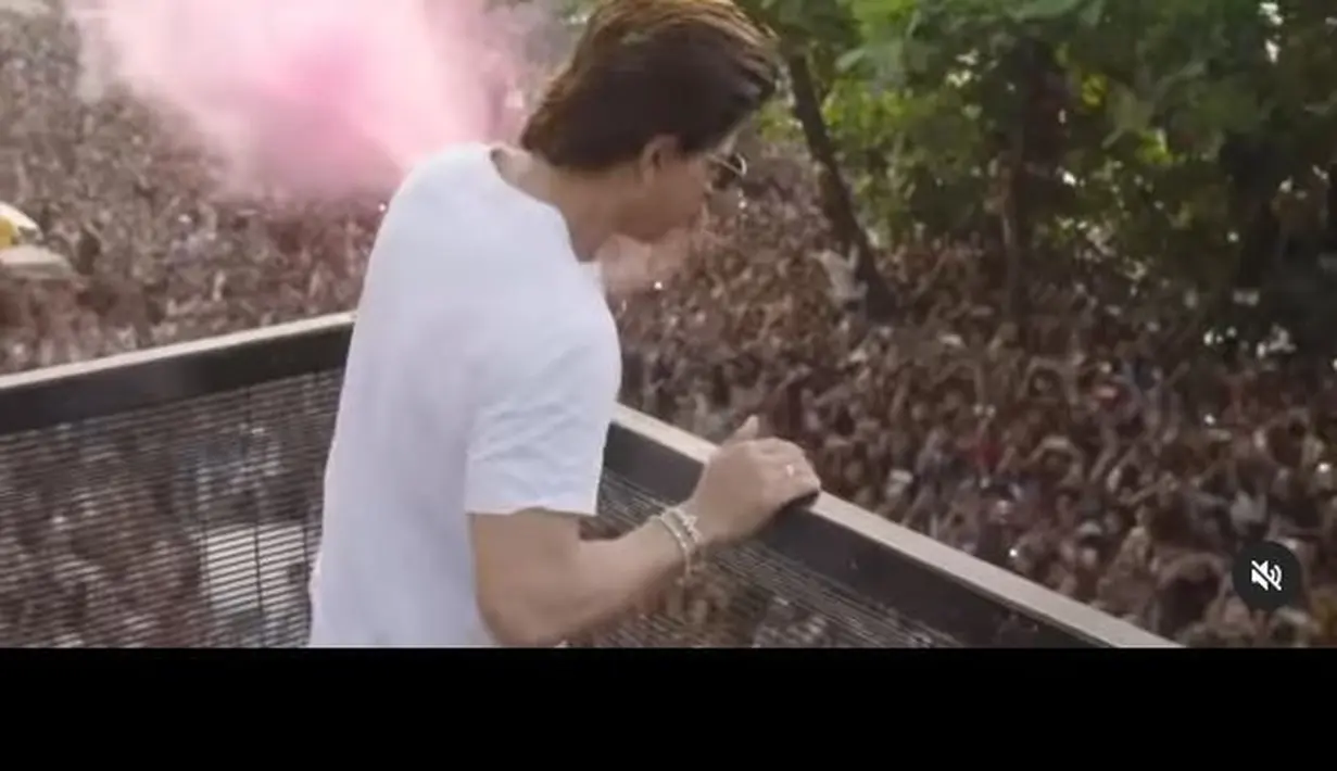 Shah Rukh Khan pun berdiri di tempat khusus untuk melihat para penggemarnya secara langsung, dan begitu juga sebaliknya. (Foto: Instagram/@iamsrk)