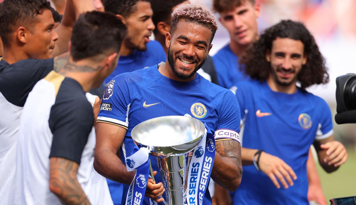 Kapten Chelsea, Reece James mengangkat trofi Premier League Summer Series setelah mengalahkan Fulham di FedExField, Maryland, Inggris 30 Juli 2023 in Landover, Maryland. James terpilih sebagai kapten The Blues menggantikan Cesar Azpilicueta yang pindah ke Atletico Madrid pada musim ini. James diketahui bergaji sebesar 250 ribu pounds per pekan dan memiliki kontrak hingga tahun 2028. (AFP/Getty Images/Mike Stobe)