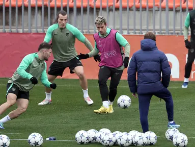 Penyerang Atletico Madrid #07 Antoine Griezmann (tengah) menghadiri sesi latihan menjelang laga pamungkas Grup E Liga Champions 2023/2024, di tempat latihan klub di Majadahonda, dekat Madrid, Selasa (12/12/2023). (Thomas COEX / AFP)