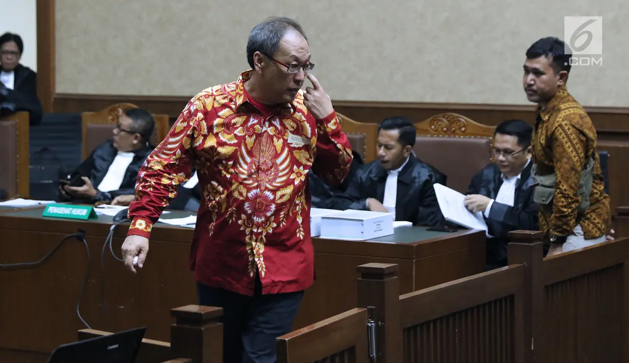 Terdakwa dugaan korupsi pengadaan e-KTP, Made Oka Masagung (tengah)jelang menjalani sidang lanjutan di Pengadilan Tipikor, Jakarta, Rabu (21/11). Sidang mendengar nota pembelaan para terdakwa. (Liputan6.com/Helmi Fithriansyah)