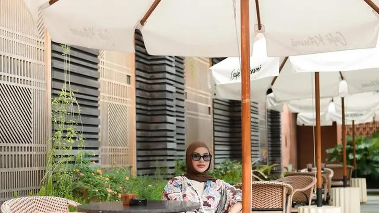 Gaya Aurel Hermansyah Terbaru saat Nongkrong di Kafe Bali, Anggun dengan Dress Flowy dan Tas Putih