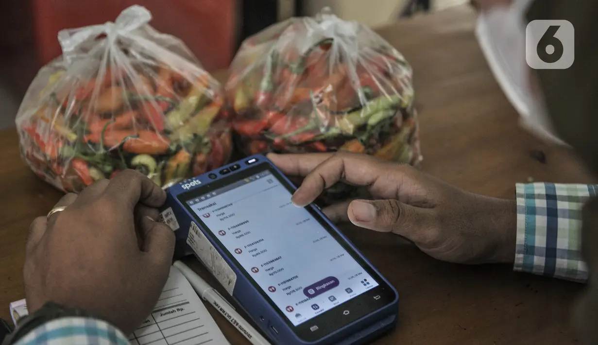 Pekerja memeriksa transaksi pembelian cabai rawit di Pasar Mitra Tani Klender, Duren Sawit, Jakarta, Rabu (10/3/2021). Pasar Cabai Murah tersebut menjual cabai rawit Rp38.000 hingga Rp49.000 per setengah kilogram. (merdeka.com/Iqbal S Nugroho)