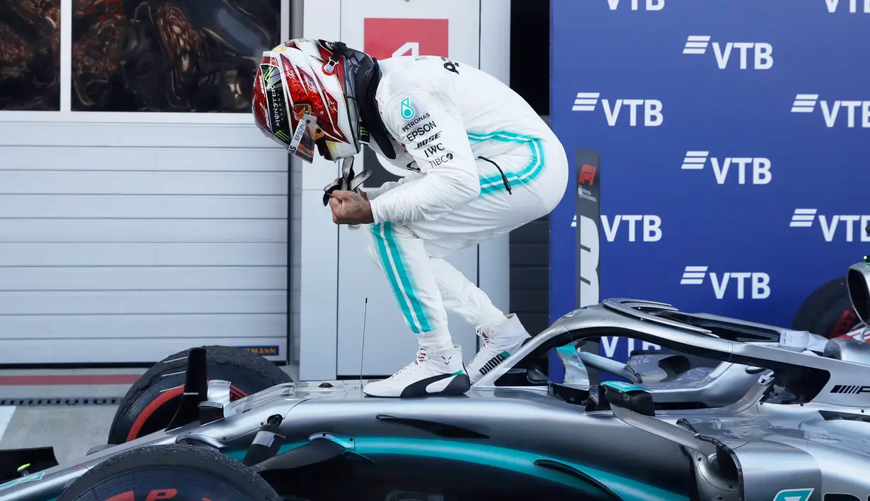 Pembalap Mercedes Lewis Hamilton melakukan selebrasi usai memenangkan F1 GP Rusia di Sochi Autodrom, Sochi, Minggu (29/9/2019). Hamilton mengakhiri rentetan kemenangan Ferrari dalam tiga balapan F1 sebelumnya. (AP Photo/Luca Bruno)
