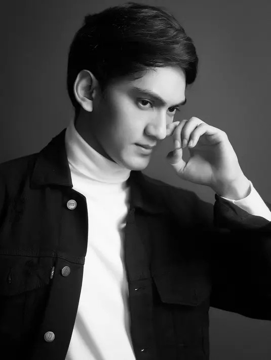 Wajah tanpa ekspresi dari angle foto samping, tak mengurangi pesona aktor yang tengah naik daun ini. Bahkan tak sedikit yang salah fokus dengan hidung mancung Vicky Kalea. Outfit kasual yang dikenakannya saat pemotretan pun membuat penampilannya jadi makin keren. (Liputan6.com/IG/@vicky_kalea)