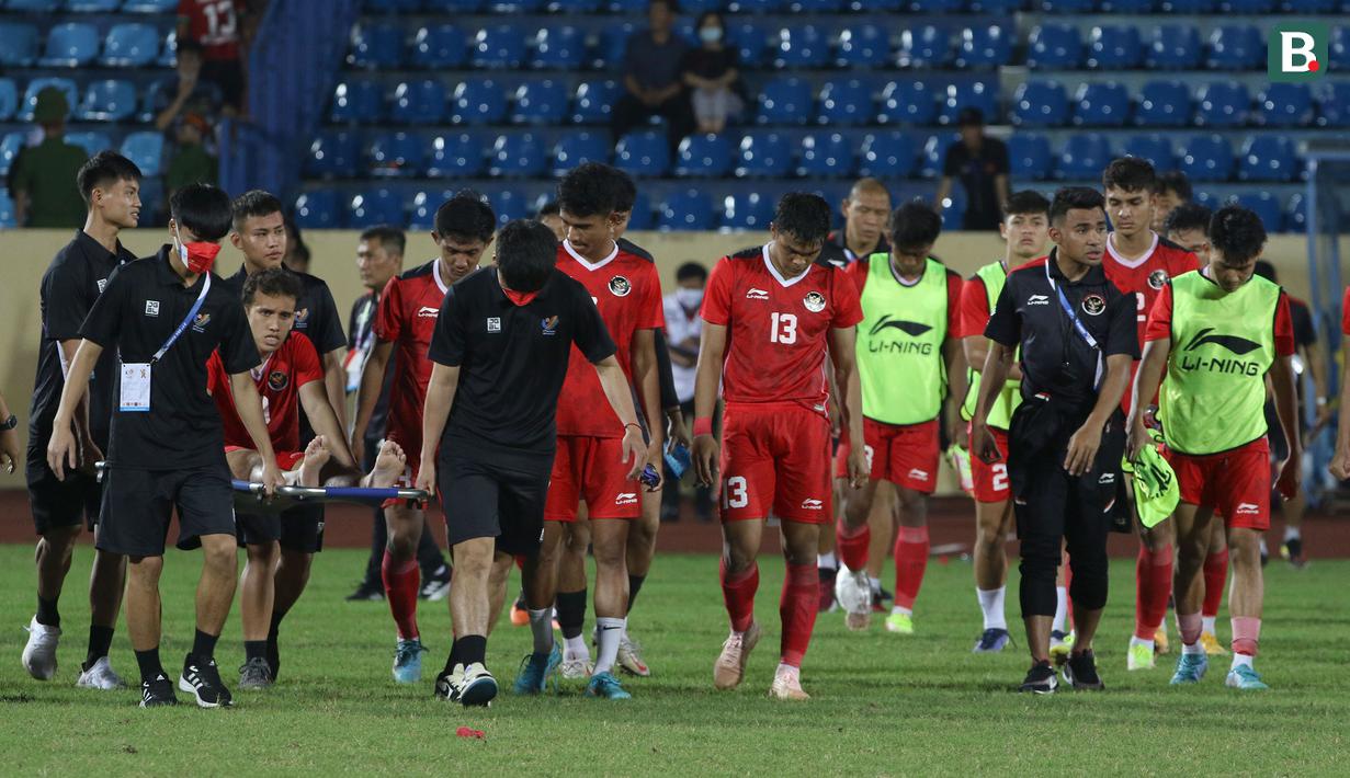 Egy Maulana Vikri ditandu ofisial tim bersama rekan-rekannya saat meninggalkan lapangan. (Bola.com/Ikhwan Yanuar)