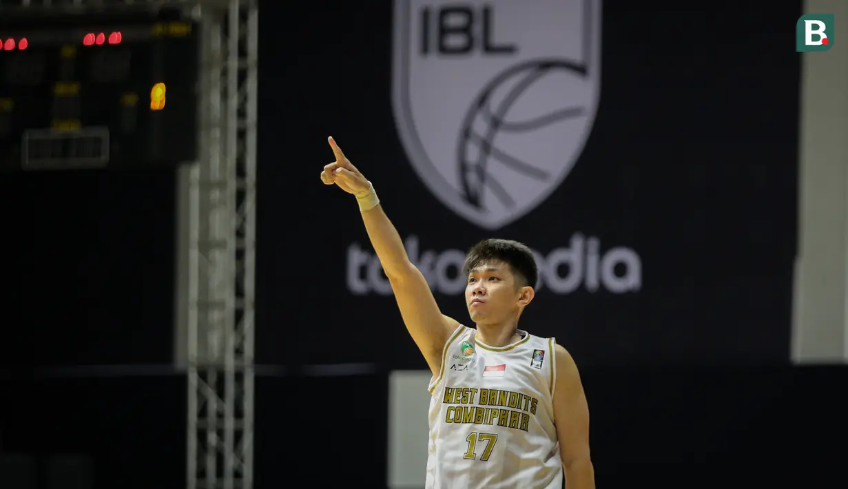 Pemain West Bandits Combiphar Solo, M. Joni melakukan selebrasi usai mencetak tri poin saat laga pekan pertama IBL Tokopedia 2022 melawan Rans PIK Basketball di Hall Basket Gelora Bung Karno, Senayan, Sabtu (15/01/2022). (Bola.com/Bagaskara Lazuardi)
