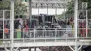 Pedagang berjualan di Jembatan Penyeberangan Multiguna atau Skybridge Tanah Abang, Jakarta, Rabu (23/1). Ombudsman DKI Jakarta mengatakan premanisme di Tanah Abang terjadi akibat banyaknya pedagang yang tak memiliki tempat. (Liputan6.com/Faizal Fanani)