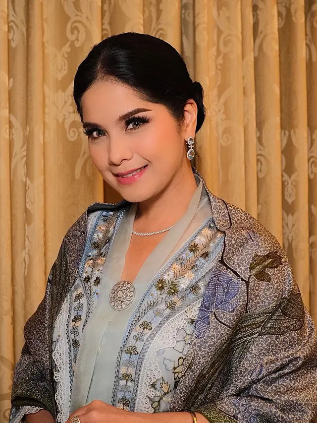 AHY Terima Gelar Doktor dengan Predikat Cumlaude, Annisa Pohan Tampil Cantik dengan Kebaya Hijau Sage