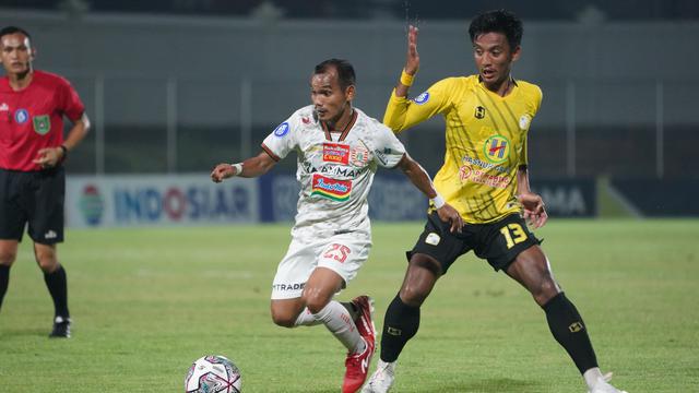 Winger Persija Jakarta, Riko Simanjuntak dengan gelandang Barito Putera, Bayu Pradana.