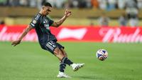 Bek Real Madrid asal Inggris #12, Trent Alexander-Arnold, menendang bola selama pertandingan sepak bola Grup H Piala Dunia Antarklub 2025 antara FC Salzburg dari Austria dan Real Madrid dari Spanyol di Stadion Lincoln Financial Field di Philadelphia pada tanggal 26 Juni 2025. (CHARLY TRIBALLEAU/AFP)