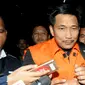 Anggota DPR dari Fraksi Golkar Bowo Sidik Pangarso (BSP) dikawal petugas usai menjalani pemeriksaan di Gedung KPK, Jakarta, Kamis (28/3). KPK menetapkan BSP dan dua tersangka terkait dugaan suap pelaksanaan kerja sama pengangkutan di bidang pelayaran angkut barang pupuk. (merdeka.com/Dwi  Narwoko)