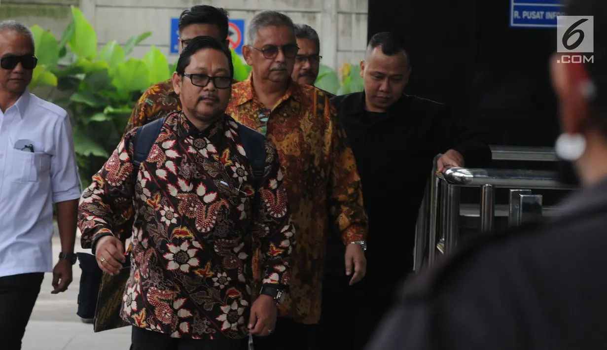 Direktur Utama PT PLN (Persero) nonaktif, Sofyan Basir (kedua kanan) memenuhi panggilan penyidik KPK dalam pemeriksaan di Jakarta, Senin (6/5/2019). Sofyan diperiksa perdana sebagai tersangka kasus dugaan suap terkait kesepakatan kontrak kerja sama pembangunan PLTU Riau-1. (merdeka.com/Dwi Narwoko)