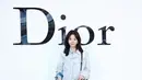 Roh Jeong-eui tampil boyish dengan setelan monokrom bernuansa denim. Ia padukan denim jacket dan flare jeans dengan Dior Trianon Bag [Dior]