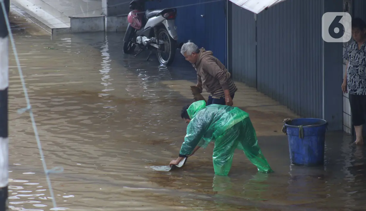 Aktivitas warga saat banjir merendam sejumlah pertokoan di sekitar Jalan Gunung Sahari, Jakarta, Selasa (25/2/2020). Hujan yang mengguyur Jakarta sejak Senin (24/2/2020) malam, membuat sejumlah kali meluap dan menyebabkan banjir. (Liputan6.com/Helmi Fithriansyah)