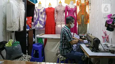 Penjahit menjahit pakaian di Pasar Mayestik, Jakarta, Selasa (11/5/2021). Menjelang Lebaran, pesanan jahitan turun sebesar 50 persen akibat pandemi COVID-19 serta larangan pemerintah terkait mudik luar kota dan mudik lokal. (Liputan6.com/Faizal Fanani)