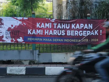 Spanduk dukungan untuk Gatot Nurmantyo terpampang di kawasan Cikini, Jakarta, Minggu (1/4). Terdapat tulisan "Pemimpin masa depan Indonesia 2019-2024," pada spanduk yang tidak diketahui siapa pemasangnya. (Liputan6.com/Helmi Fithriansyah)