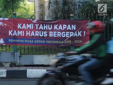 Spanduk dukungan untuk Gatot Nurmantyo terpampang di kawasan Cikini, Jakarta, Minggu (1/4). Terdapat tulisan "Pemimpin masa depan Indonesia 2019-2024," pada spanduk yang tidak diketahui siapa pemasangnya. (Liputan6.com/Helmi Fithriansyah)