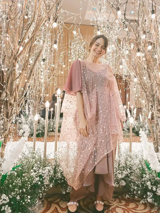 Dress berwarna pink dengan bahan brukat dan detail lengan berbahan chiffon adalah kebaya modern yang cocok untukmu. (instagram/enzystoria)