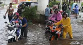 Pengendara terpaksa mendorong motornya yang mogok akibat memaksa melintasi banjir yang menggenangi jalan Ciledug Raya, Jakarta Selatan, Sabtu (6/7/2024). (Liputan6.com/Angga Yuniar)