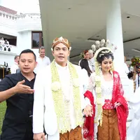 Pasangan pengantin baru Ardina Rasti dan Arie Dwi Andhika tengah berbahagia lantaran resmi menjadi suami-istri. Di sisi lain, ada yang mengejutkan dan mengganjal di telinga para hadirin, terutama para media yang meliput. (Daniel Kampua/Bintang.com)