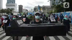 Aktivis berbagai elemen saat berunjuk rasa memperingati Hari HAM Sedunia di Patung Kuda, Jakarta, Kamis (10/12/2020). Pada Hari HAM Sedunia 2020, diharapkan mampu mengatasi kegagalan yang diekspos dan dieksploitasi oleh COVID-19. (merdeka.com/Imam Buhori)