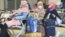 Calon penumpang Kereta Api Jarak Jauh menunggu waktu keberangkatan di Stasiun Pasar Senen, Jakarta, Kamis (23/4/2020). Per tanggal 24-30 April 2020, PT KAI (persero) membatalkan semua perjalanan kereta dari dan menuju Jakarta. (Liputan6.com/Helmi Fithriansyah)