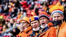Para Suporter Belanda memberi dukungan saat Belanda menghadapi Latvia dalam laga Kualifikasi Piala Dunia 2022 Zona Eropa Grup G di Johan Cruijff Arena, Amsterdam, Sabtu (27/3/2021). Belanda menang 2-0 atas Latvia. (AFP/Remko de Waal/ANP)