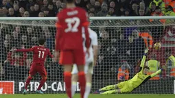 Penyerang Liverpool,Mohamed Salah (kiri) mencetak gol lewat titik penalti ke gawang Leeds United selama pertandingan lanjutan Liga Inggris di stadion Anfield di Liverpool, Inggris, Kamis (24/2/2022). Salah mencetak dua gol dan Liverpool menang telak atas Leeds United 6-0.  (AP Photo/Jon Super)