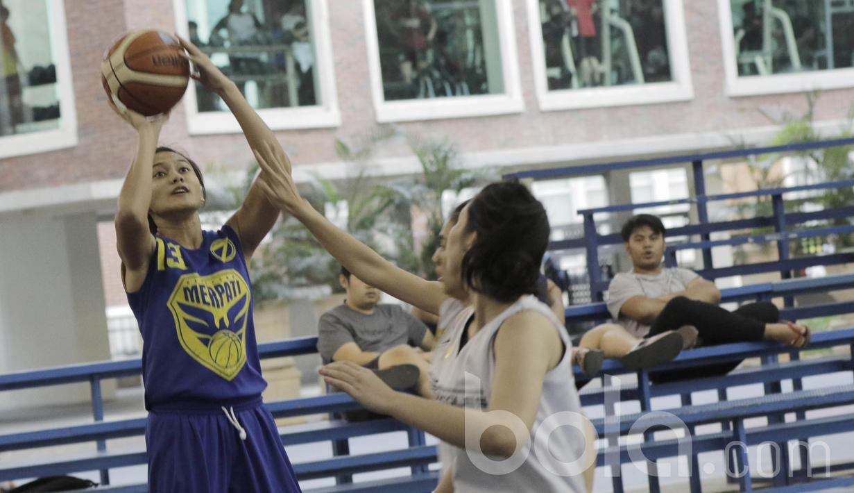 Pemain Basket Tim Merpati, Anne Inessa, berusaha memasukan bola saat uji coba melawan UPH. Klub yang bermarkas di Cargo Kenanga, Bali tersebut membidik gelar juara di Turnamen Tenaga Baru. (Bola.com/M Iqbal Ichsan)