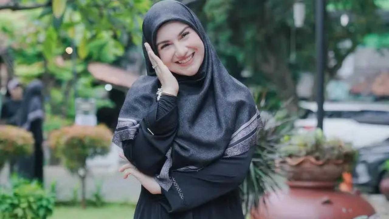 7 Model Gamis Kekinian Ala Irish Bella di 2025, Inspirasi Ibu Usia 30-an