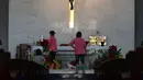 Panitia Gereja Santa Anna merapikan altar dan mempersiapkan tempat peribadatan malam Misa Natal di Duren Sawit, Jakarta, Senin (24/12). Persiapan tersebut untuk menyambut umat Kristiani yang akan beribadah pada malam Misa Natal. (Merdeka.com/Imam Buhori)