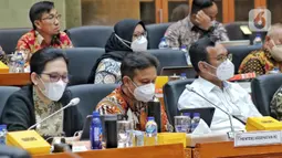 Menteri Kesehatan Budi Gunadi Sadikin (tengah) rapat kerja dengan Komisi IX DPR di Kompleks Parlemen, Senayan, Jakarta, Selasa (22/11/2022). Rapat tersebut membahas penjelasan tentang implementasi piloting Kelas Rawat Inap Standar (KRIS) dan pembahasan perkembangan kebijakan Kebutuhan Dasar Kesehatan (KDK), khususnya perubahan tarif layanan kesehatan pada Fasilitas Kesehatan Tingkat Pertama (FKTP) dan Fasilitas Kesehatan Rujukan Tingkat Lanjutan (FKRTL). (Liputan6.com/Angga Yuniar)