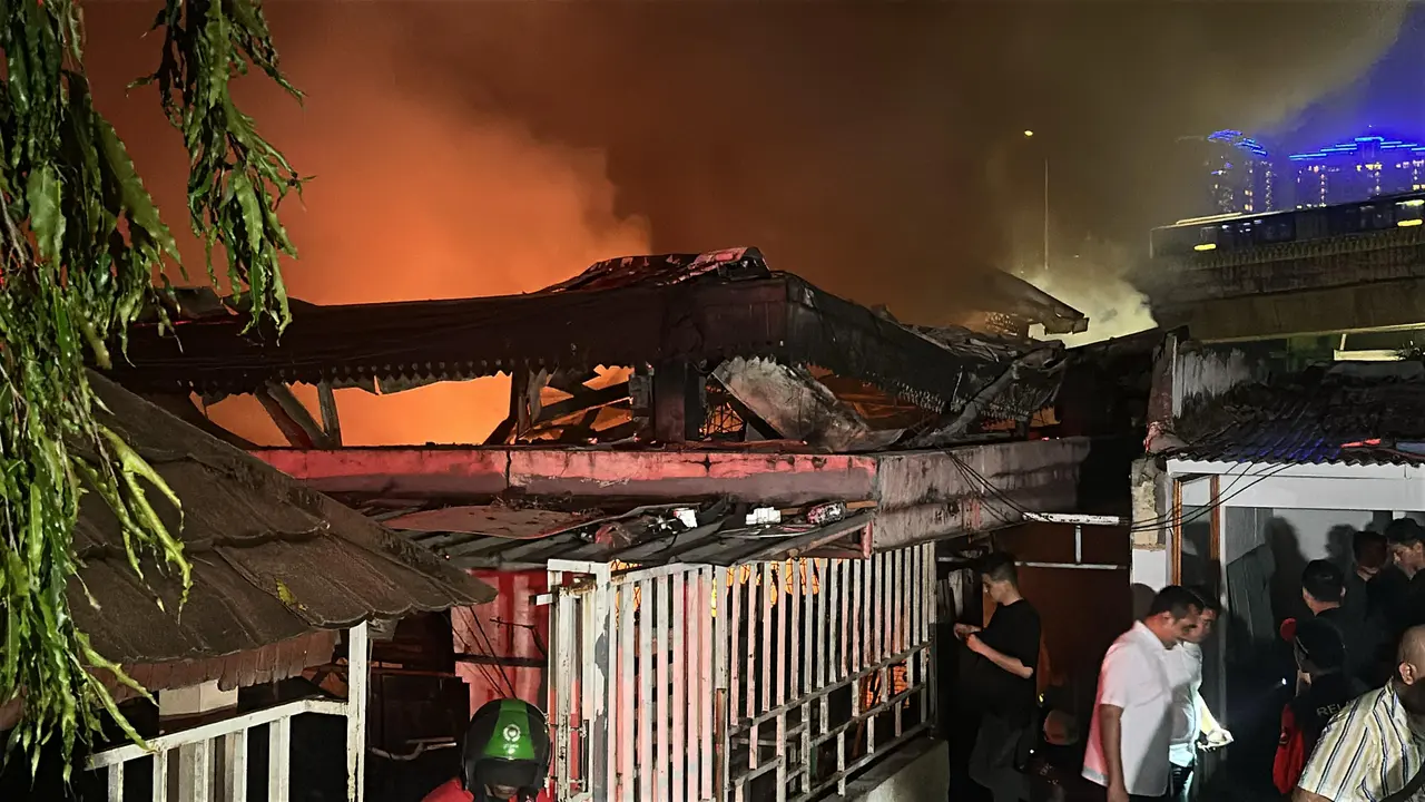 Pasar Taman Puring, Kebayoran, Jakarta Selatan dilanda kebakaran hebat pada Senin malam, Senin (28/7/2025). (Liputan6.com/Nanda Perdana)