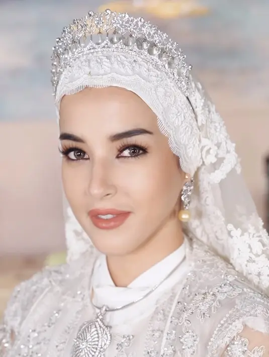 Kali ini, ia tampil dengan kompleksi flawless disertai tampilan mata bernuansa coral. Lipstik juga senada dengan riasan mata. [Foto: Instagram/Tasya Farasya]