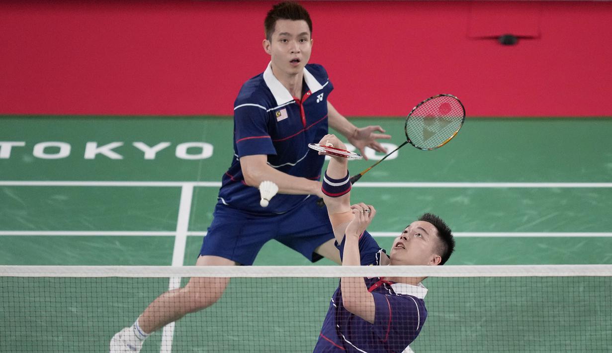 Pasangan Malaysia terus menjaga keunggulan dan memperbesar defisit skor hingga 18-10. Beberapa kesalahan juga ditunjukkan oleh pasangan Indonesia. Gim pertama akhirnya dimenangkan oleh Chia/Soh dengan skor 21-14. (Foto: AP/Dita Alangkara)