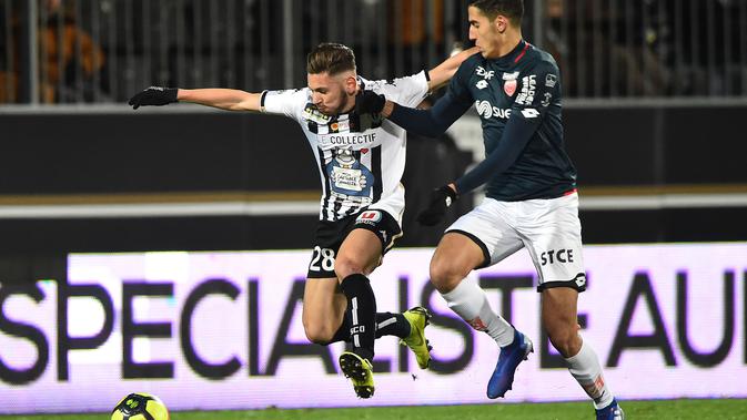 Farid El Malali (kiri) saat beraksi untuk Angers SCO (AFP)