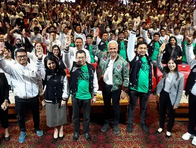 Calon presiden nomor urut 3 Ganjar Pranowo (keempat kanan) saat menghadiri acara deklarasi relawan Nusantara Ganjar (NAGA) di Jakarta, Kamis (11/1/2024). Deklarasi relawan Nusantara Ganjar terdiri dari anak-anak muda di bawah 30 tahun yang hadir dari 17 provinsi. (Liputan6.com/Herman Zakharia)