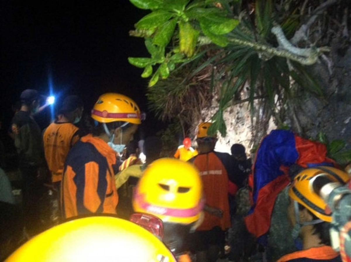 Kerja keras Tim SAR evakuasi korban longsor di Pantai Sadranan